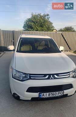 Внедорожник / Кроссовер Mitsubishi Outlander 2013 в 