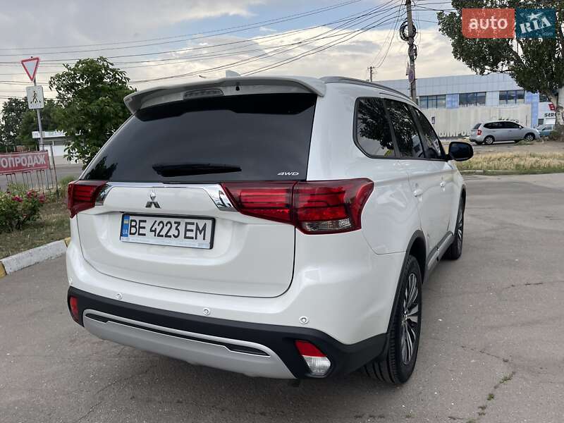 Внедорожник / Кроссовер Mitsubishi Outlander 2018 в Николаеве