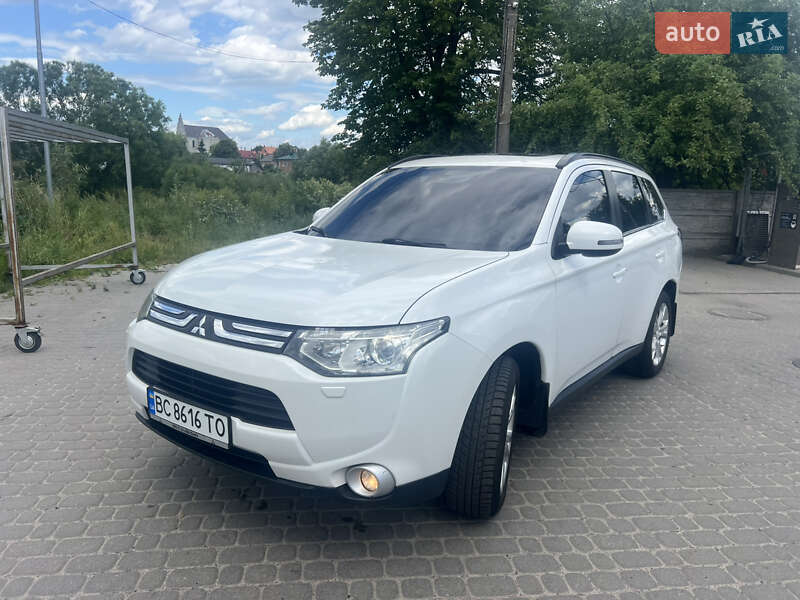 Внедорожник / Кроссовер Mitsubishi Outlander 2012 в 