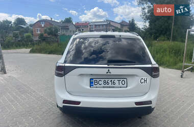 Внедорожник / Кроссовер Mitsubishi Outlander 2012 в 