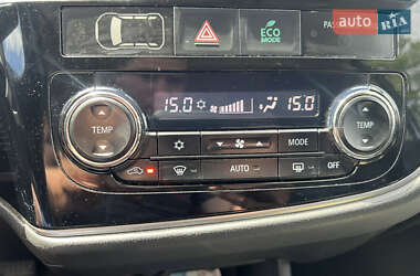 Внедорожник / Кроссовер Mitsubishi Outlander 2012 в 