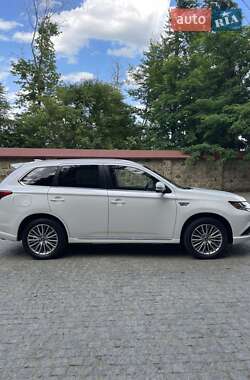 Внедорожник / Кроссовер Mitsubishi Outlander 2021 в 
