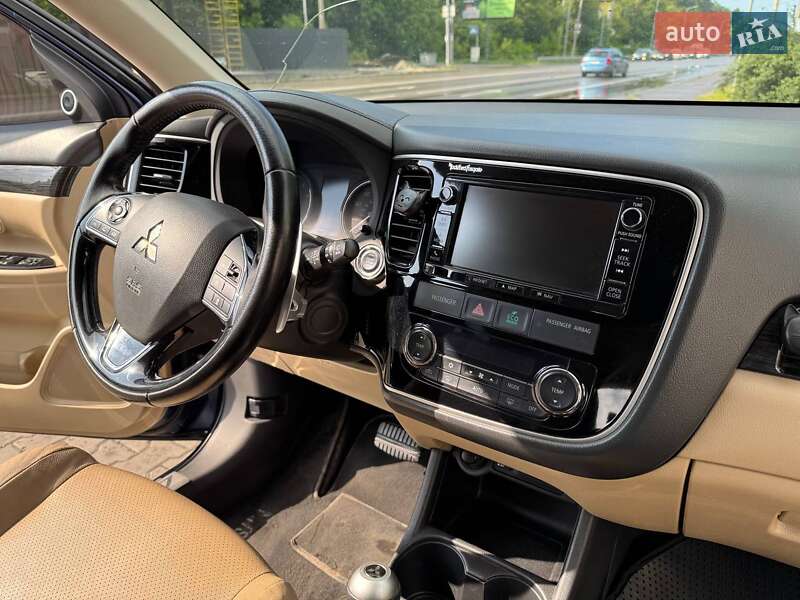 Позашляховик / Кросовер Mitsubishi Outlander 2015 в Броварах