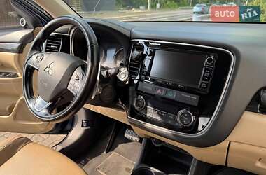 Позашляховик / Кросовер Mitsubishi Outlander 2015 в 