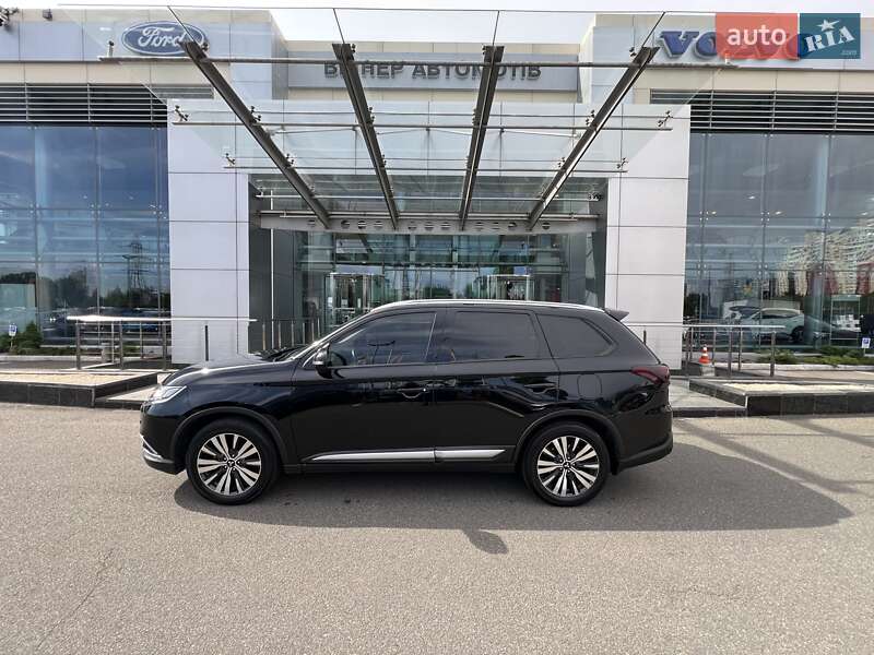 Внедорожник / Кроссовер Mitsubishi Outlander 2020 в Киеве