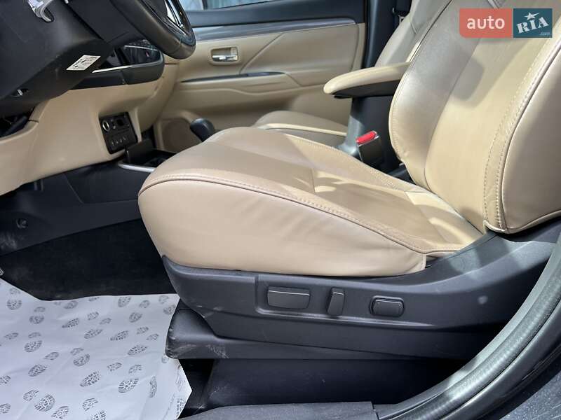 Внедорожник / Кроссовер Mitsubishi Outlander 2020 в Киеве