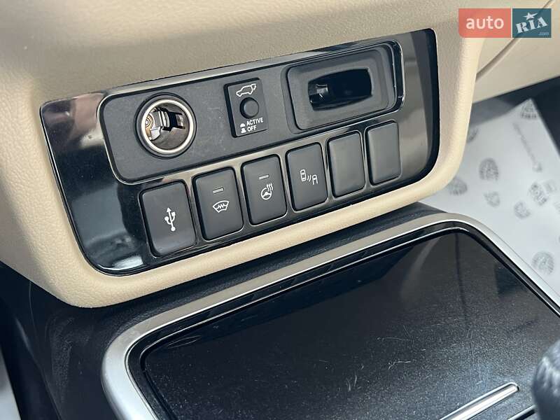 Внедорожник / Кроссовер Mitsubishi Outlander 2020 в Киеве
