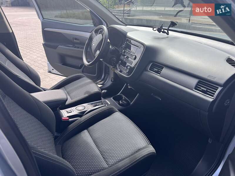 Внедорожник / Кроссовер Mitsubishi Outlander 2016 в Киеве