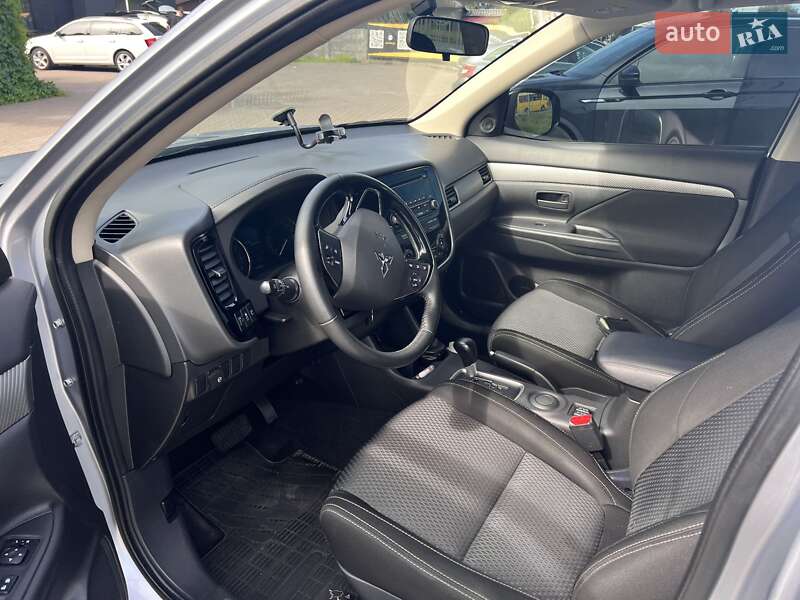 Внедорожник / Кроссовер Mitsubishi Outlander 2016 в Киеве