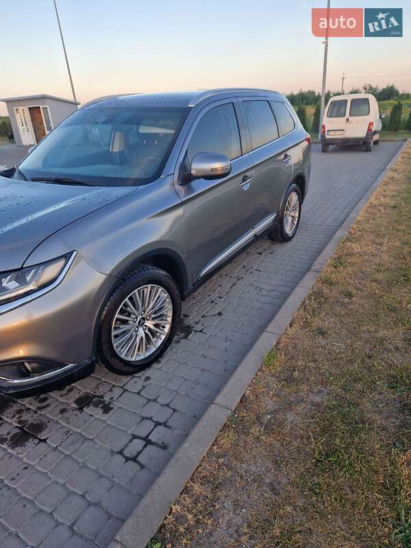 Внедорожник / Кроссовер Mitsubishi Outlander 2020 в Львове
