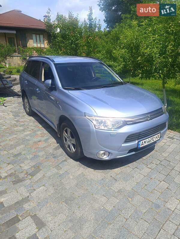 Внедорожник / Кроссовер Mitsubishi Outlander 2014 в 