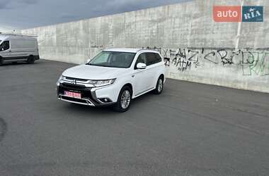 Внедорожник / Кроссовер Mitsubishi Outlander 2016 в Солонке