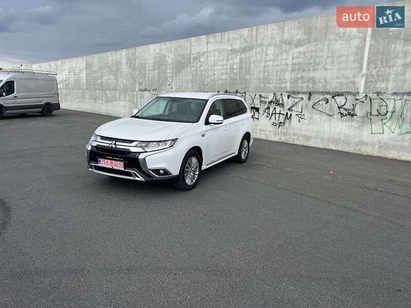 Внедорожник / Кроссовер Mitsubishi Outlander 2016 в 