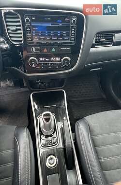 Внедорожник / Кроссовер Mitsubishi Outlander 2016 в 