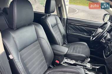 Внедорожник / Кроссовер Mitsubishi Outlander 2016 в 