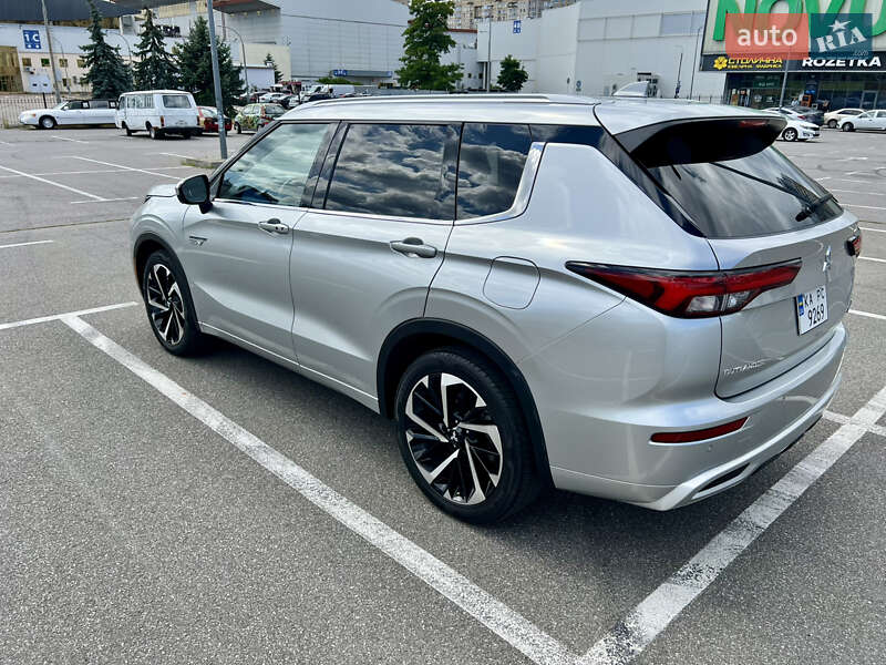 Внедорожник / Кроссовер Mitsubishi Outlander 2023 в Киеве