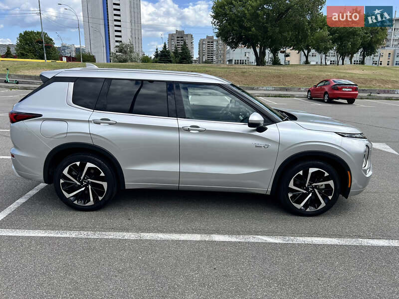 Внедорожник / Кроссовер Mitsubishi Outlander 2023 в Киеве