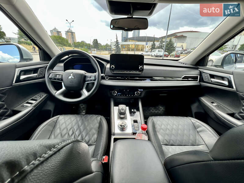 Внедорожник / Кроссовер Mitsubishi Outlander 2023 в Киеве