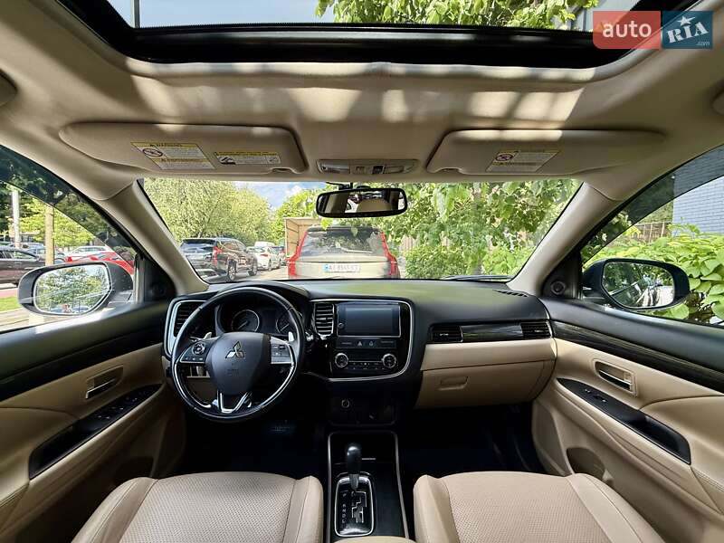 Внедорожник / Кроссовер Mitsubishi Outlander 2017 в Киеве