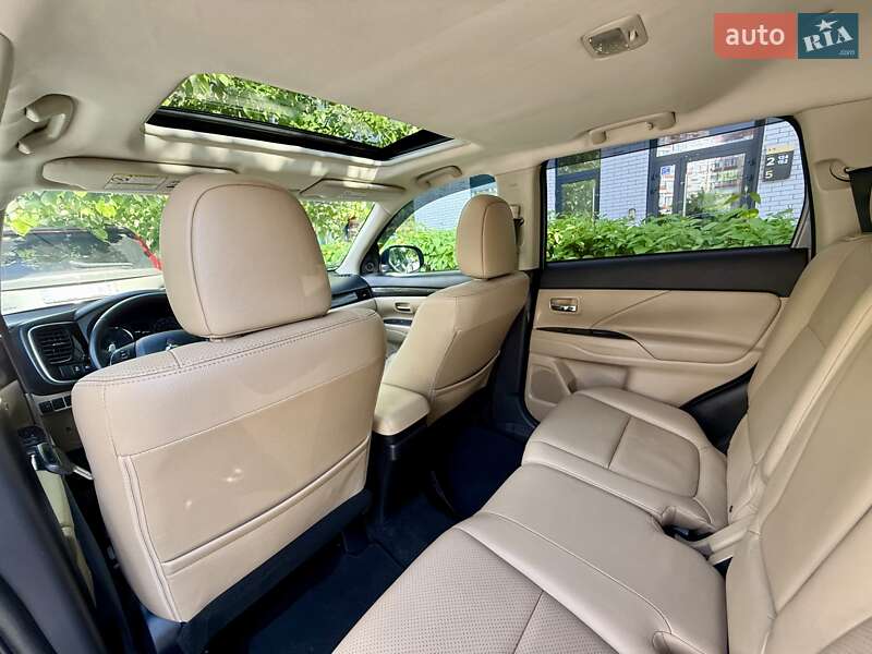 Внедорожник / Кроссовер Mitsubishi Outlander 2017 в Киеве