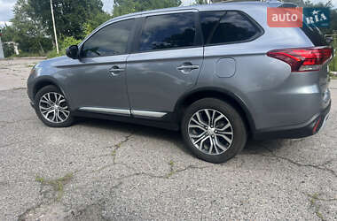 Внедорожник / Кроссовер Mitsubishi Outlander 2017 в 