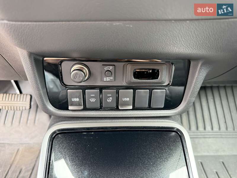 Внедорожник / Кроссовер Mitsubishi Outlander 2023 в Киеве