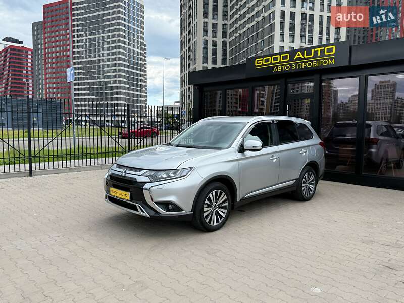Внедорожник / Кроссовер Mitsubishi Outlander 2023 в Киеве