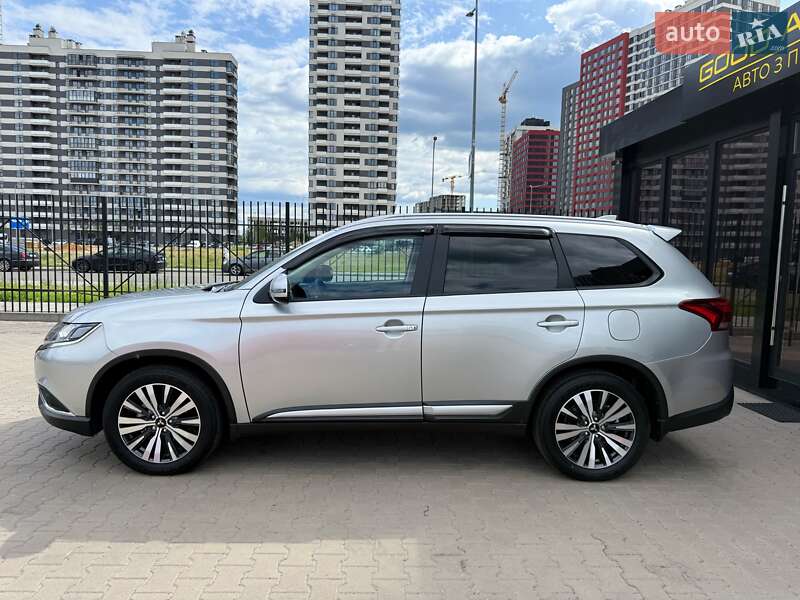 Внедорожник / Кроссовер Mitsubishi Outlander 2023 в Киеве