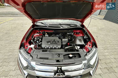 Внедорожник / Кроссовер Mitsubishi Outlander 2015 в 