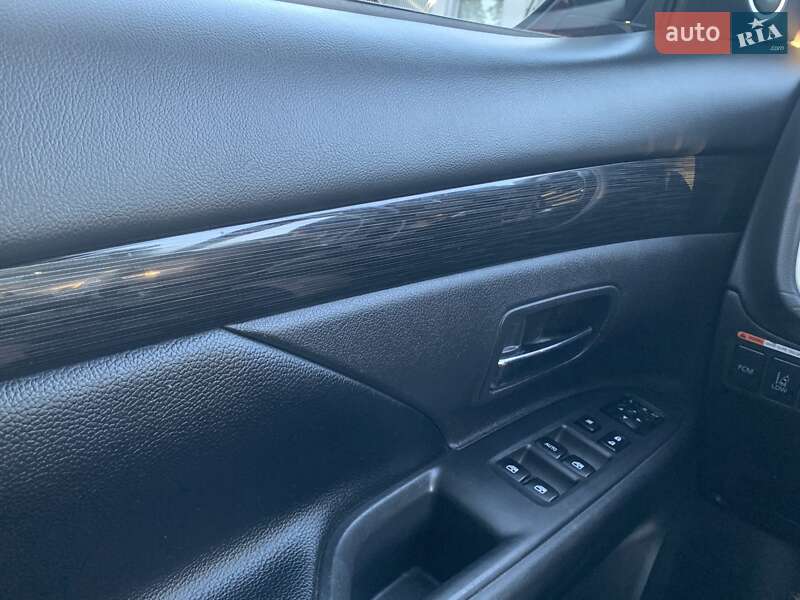 Внедорожник / Кроссовер Mitsubishi Outlander 2015 в Дрогобыче