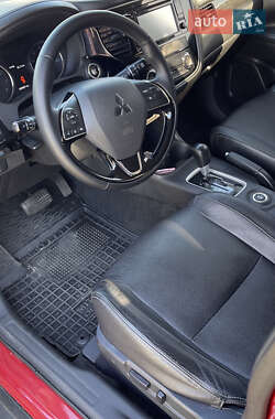 Внедорожник / Кроссовер Mitsubishi Outlander 2016 в 