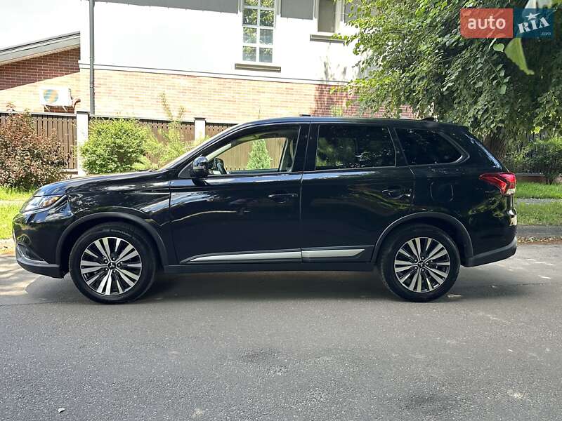 Внедорожник / Кроссовер Mitsubishi Outlander 2019 в Киеве