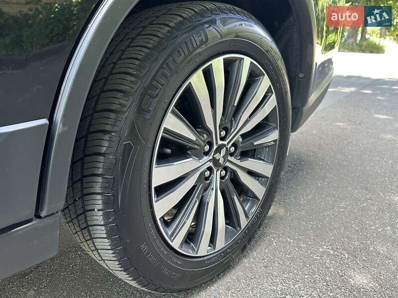 Внедорожник / Кроссовер Mitsubishi Outlander 2019 в Киеве