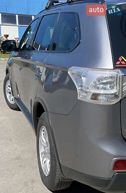 Позашляховик / Кросовер Mitsubishi Outlander 2014 в 