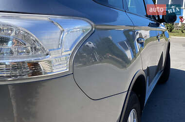 Позашляховик / Кросовер Mitsubishi Outlander 2014 в 