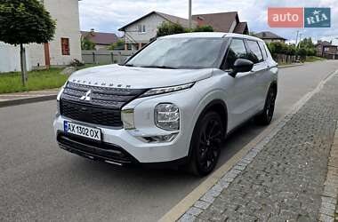 Внедорожник / Кроссовер Mitsubishi Outlander 2022 в 