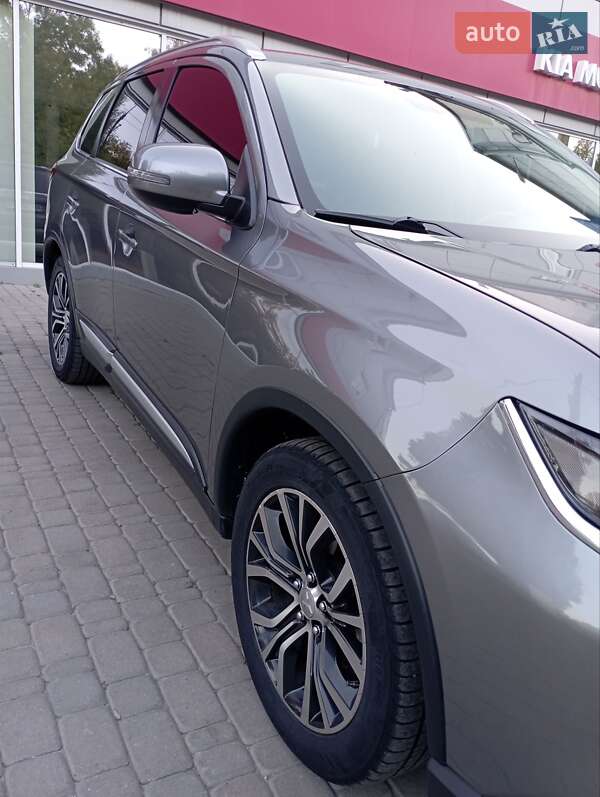 Позашляховик / Кросовер Mitsubishi Outlander 2017 в Запоріжжі