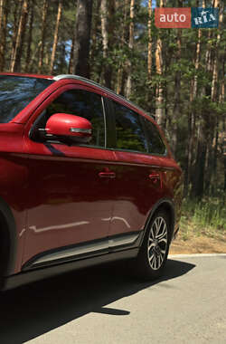 Внедорожник / Кроссовер Mitsubishi Outlander 2017 в 