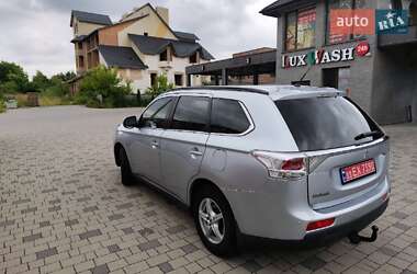 Внедорожник / Кроссовер Mitsubishi Outlander 2013 в 