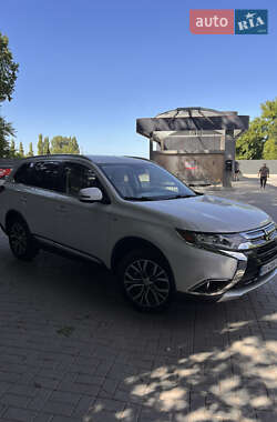 Внедорожник / Кроссовер Mitsubishi Outlander 2015 в 