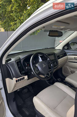 Внедорожник / Кроссовер Mitsubishi Outlander 2015 в 