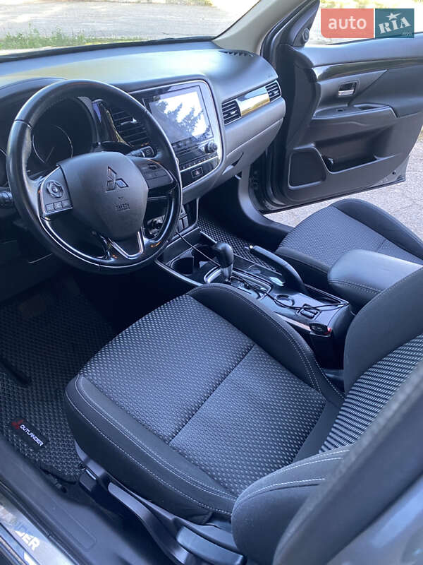 Позашляховик / Кросовер Mitsubishi Outlander 2021 в Запоріжжі