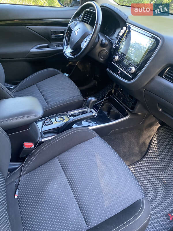 Позашляховик / Кросовер Mitsubishi Outlander 2021 в Запоріжжі