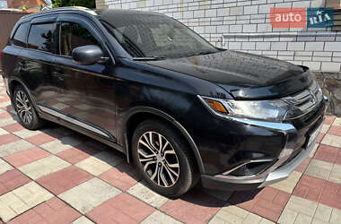Позашляховик / Кросовер Mitsubishi Outlander 2018 в 