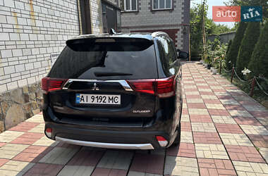 Позашляховик / Кросовер Mitsubishi Outlander 2018 в 