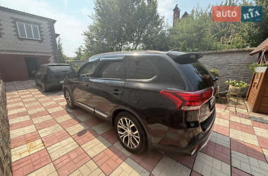 Позашляховик / Кросовер Mitsubishi Outlander 2018 в 