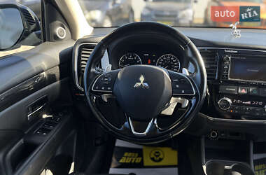 Внедорожник / Кроссовер Mitsubishi Outlander 2015 в 