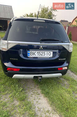 Внедорожник / Кроссовер Mitsubishi Outlander 2015 в 