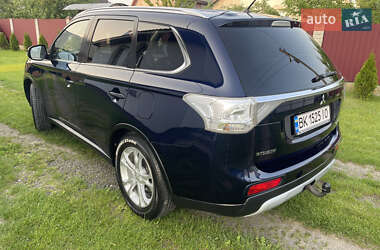 Внедорожник / Кроссовер Mitsubishi Outlander 2015 в 