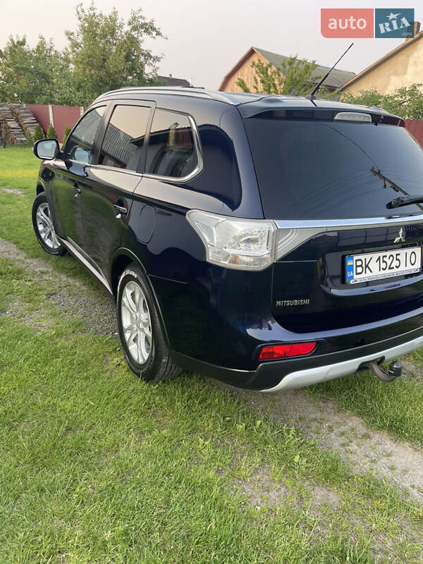 Внедорожник / Кроссовер Mitsubishi Outlander 2015 в Владимирце